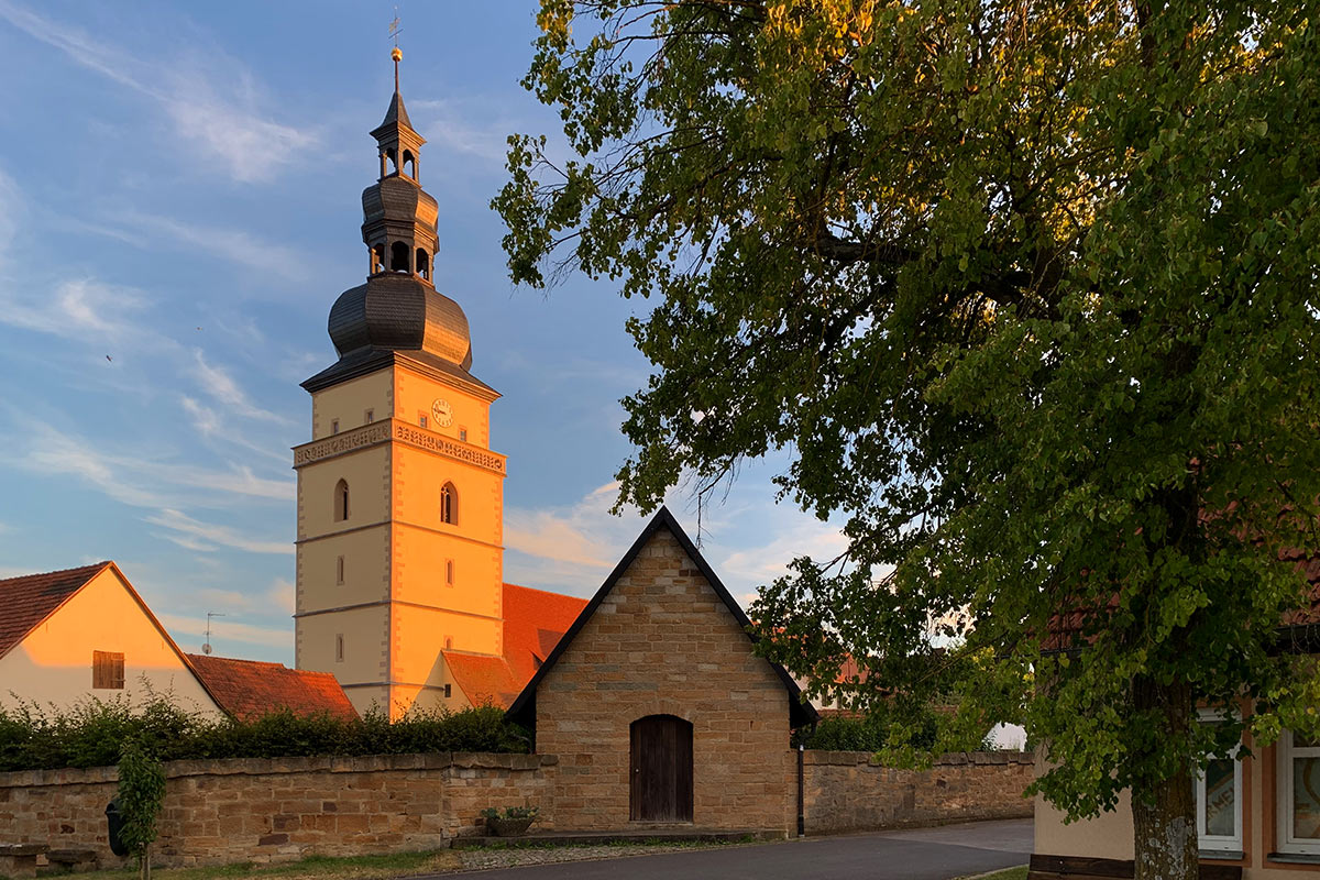 Grünes Band: Kirche St. Jacobus in Irmelshausen (Foto: Andreas Kuhrt)