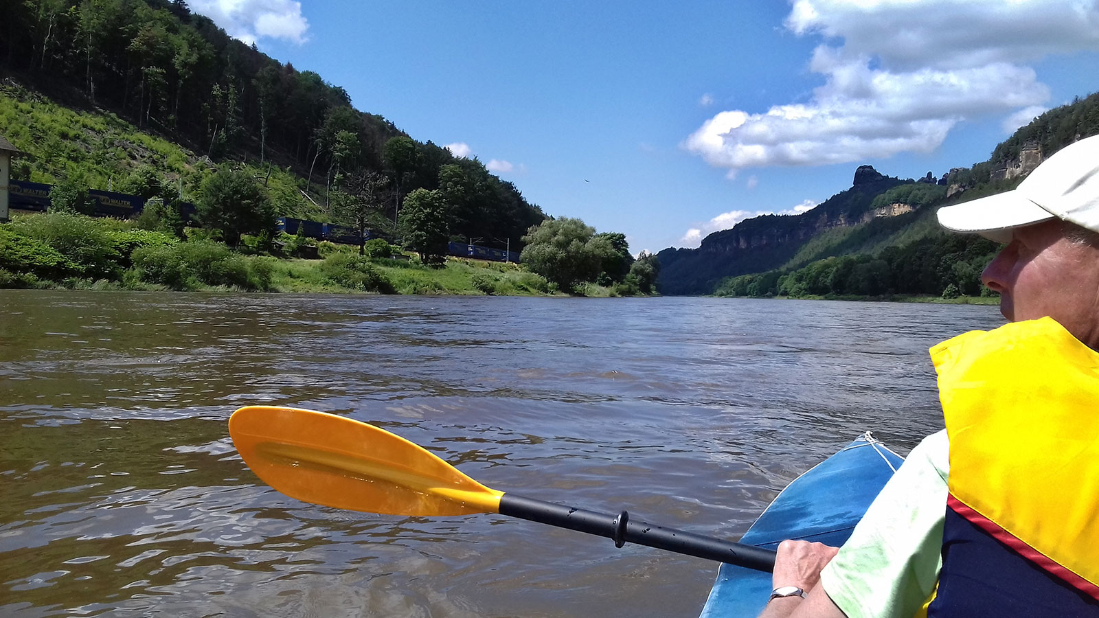 Hobbits letzte Reise: Paddeln auf der Elbe (Foto: Monika/Dietrich Schild)