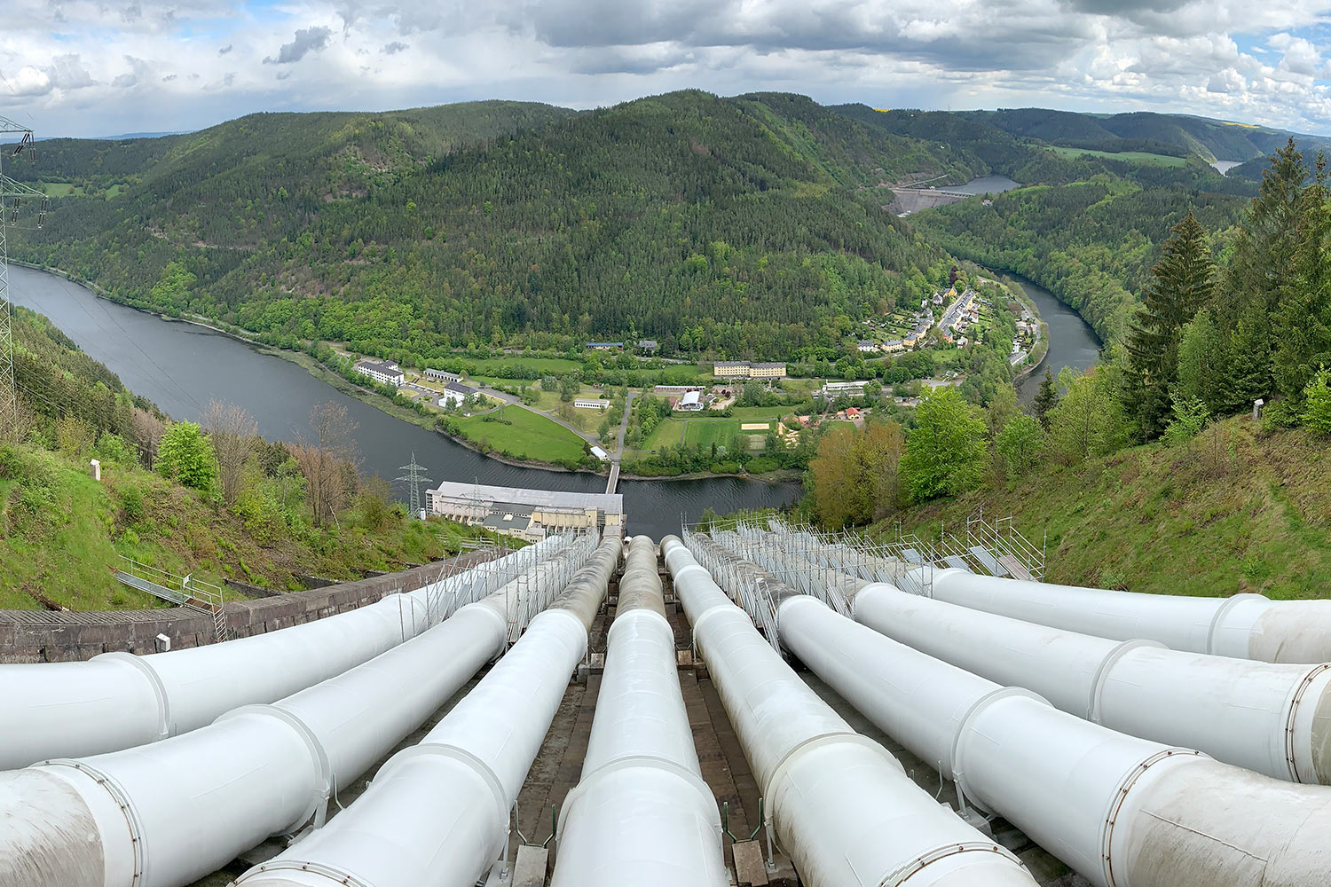 Blick von der Rohrbrücke am Pumpspeicherwerk Hohenwarte ins Saaletal (Foto: Andreas Kuhrt, 23.05.2021)