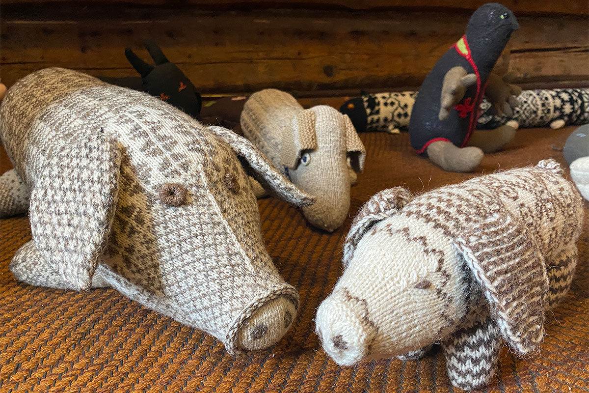 2022 Estland: Heimtali-Museum: gestrickte Spieltiere (Foto: Andreas Kuhrt)