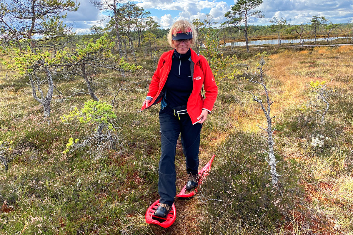 2022 Estland: Soomaa NP: mit Moorschuhen im Kuresoo-Moor (Foto: Andreas Kuhrt)