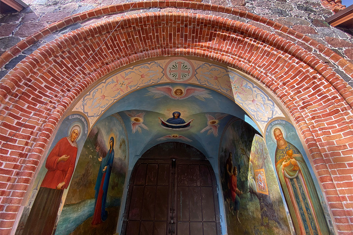 2022 Estland: Kuremäe: Kloster Maria Himmelfahrt: Torturm (Foto: Andreas Kuhrt)