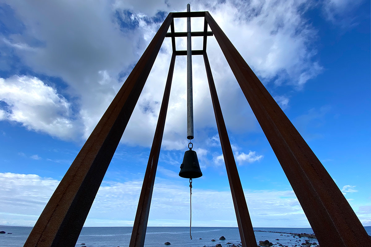 2022 Estland: Hiiumaa: Tahkuna: Denkmal für die Opfer des Estonia-Schiffsuntergangs (Foto: Andreas Kuhrt)