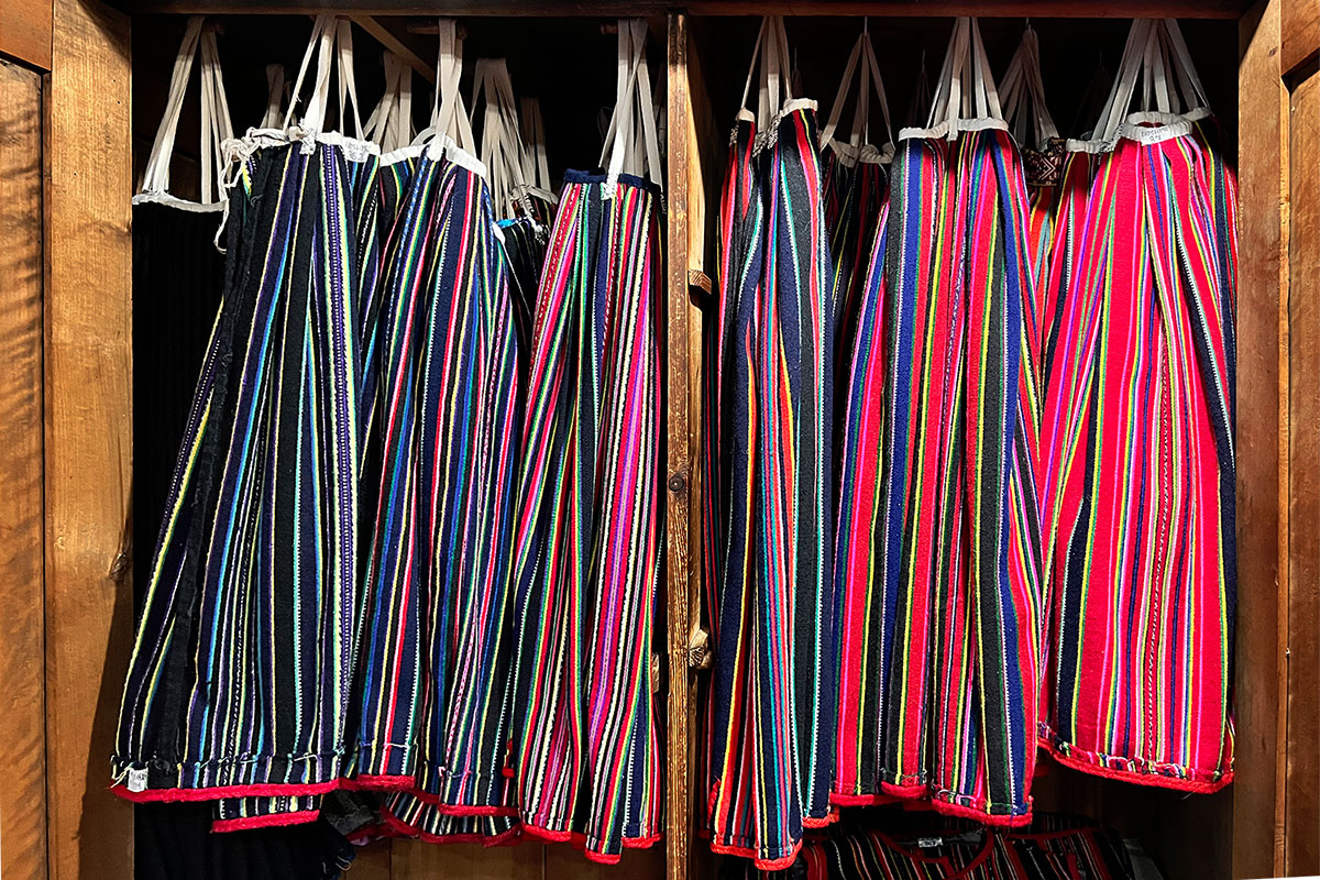 2022 Estland: Heimtali-Museum: Röcke aus Kihnu (Foto: Manuela Hahnebach)
