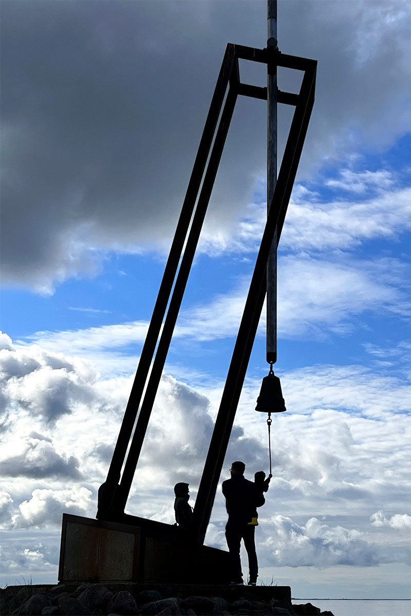 2022 Estland: Saaremaa: Tahkuna: Denkmal für die Opfer des Estonia-Schiffsuntergangs (Foto: Manuela Hahnebach)