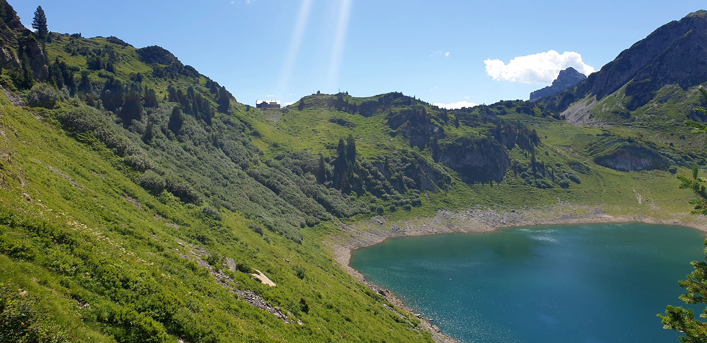 2022 Lechquellengebirge: Blick auf Formarinsee und Freiburger Hütte (Foto: Christian Lange)