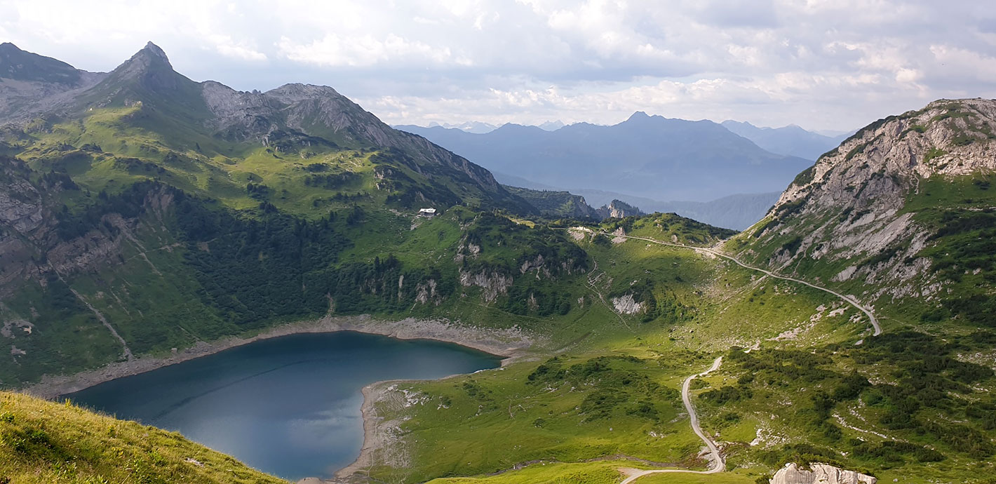 2022 Lechquellengebirge: Blick zum Formarinsee und zur Freiburger Hütte (Foto: Christian Lange)