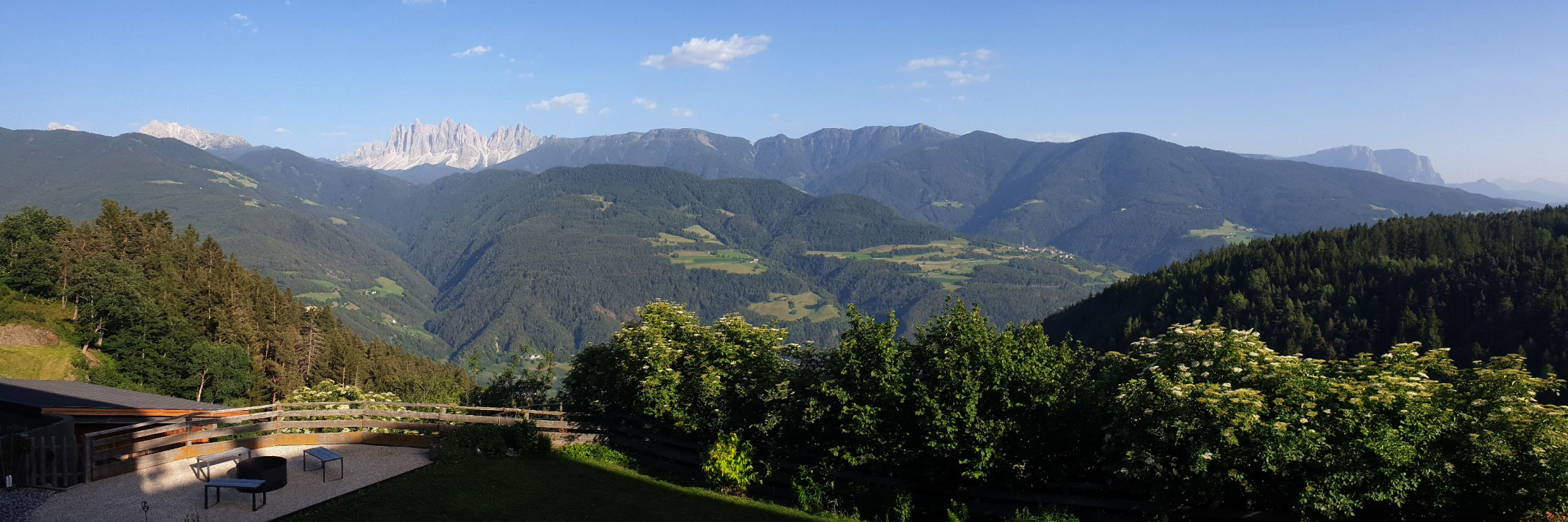 2022 Südtirol: Eisacktal: Dietrichhof Terrassenblick (Foto: Ina Ehrhardt)