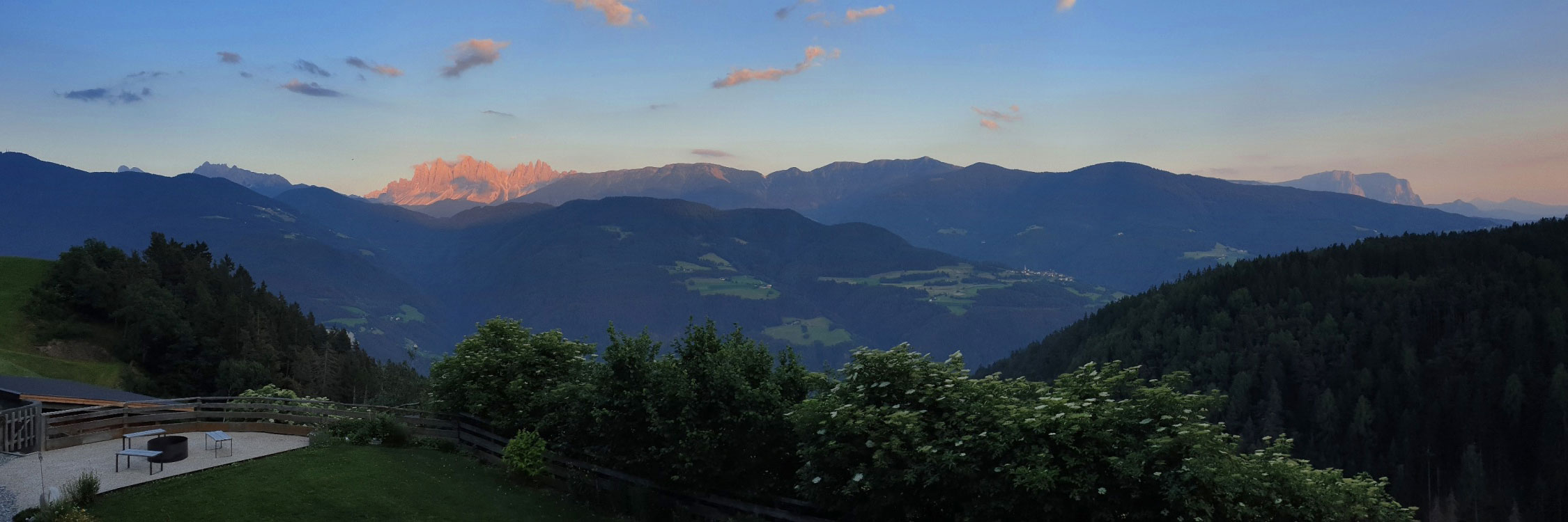 2022 Südtirol: Eisacktal: Dietrichhof Terrassenblick (Foto: Ina Ehrhardt)