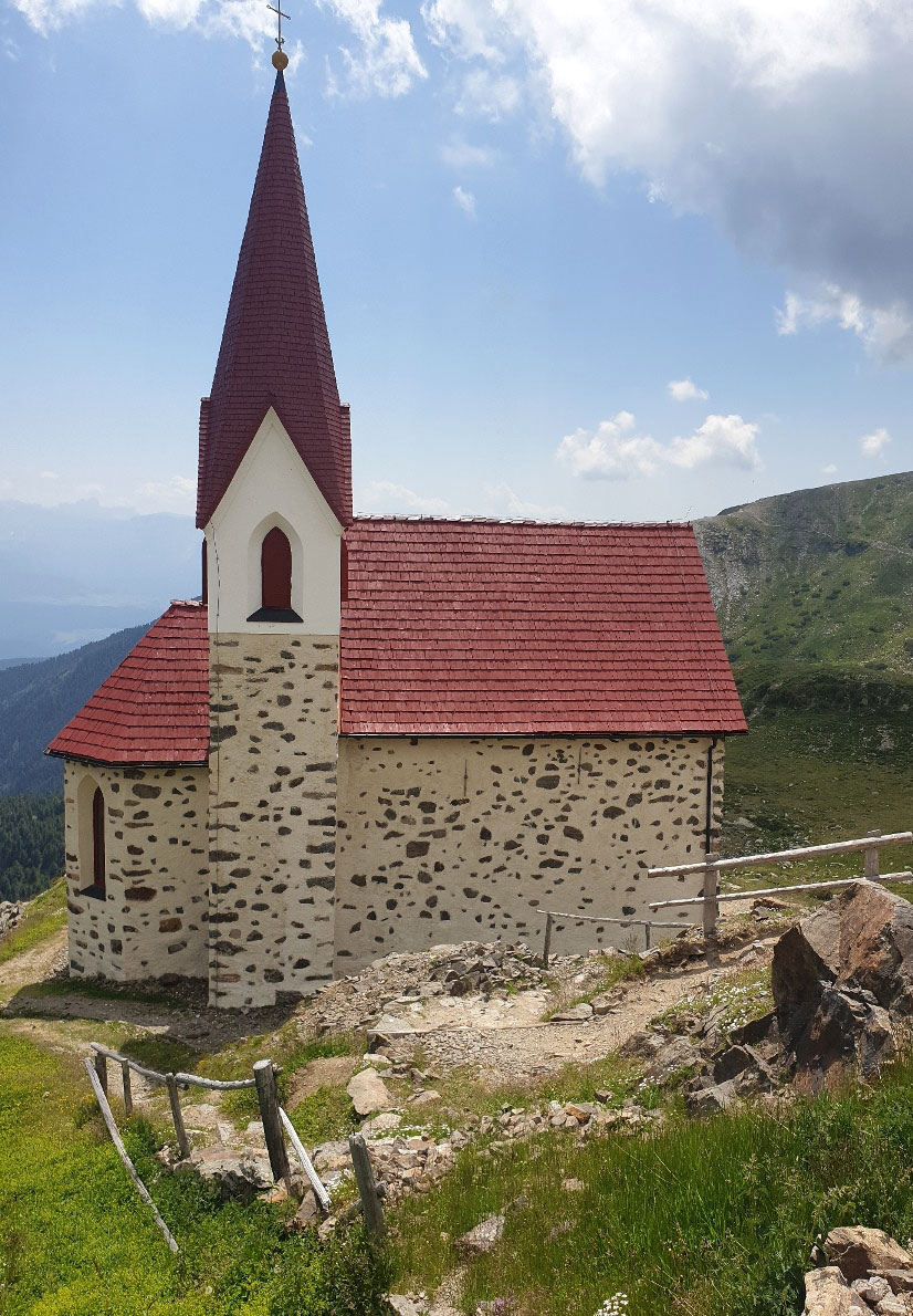 2022 Südtirol: Eisacktal: Wallfahrtskirche des heiligen Kreuzes Latzfons (Foto: Ina Ehrhardt)