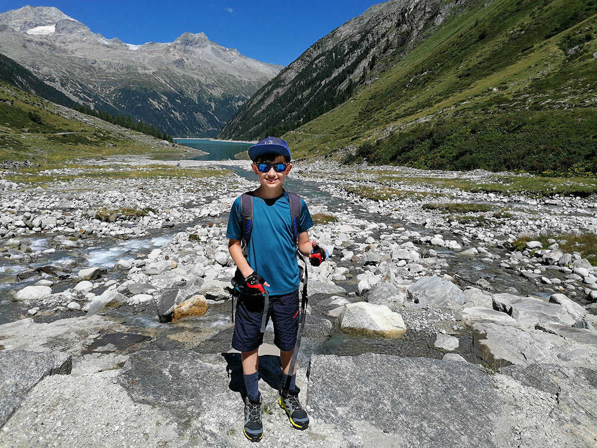 2022: Alpen Zillertal: Schlegeisspeicher: Jonas am Zulauf (Foto: Remó Gerstenberg)