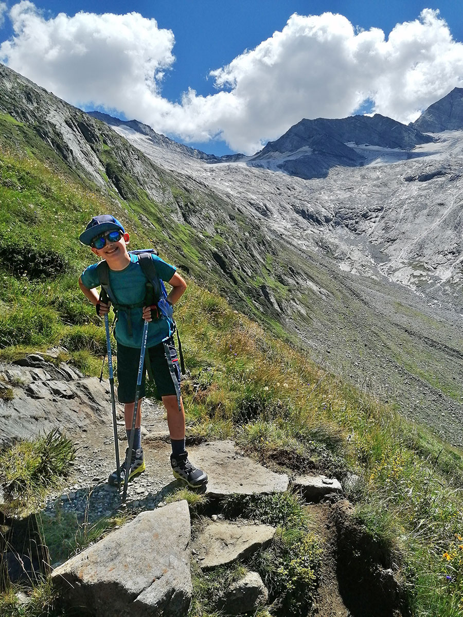 2022: Alpen Zillertal: Schlegeisspeicher: Jonas im Aufstieg zum Furtschaglhaus (Foto: Remó Gerstenberg)