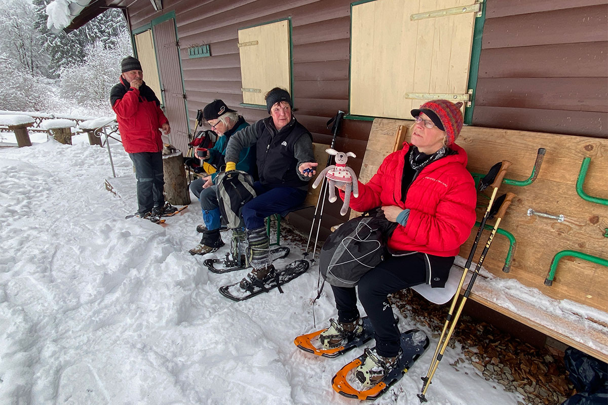 DAV Suhl: Schneeschuhwanderung: Zella-Mehlis-Heinrichsbach: an der Teckelhütte (Foto: Andreas Kuhrt, 29.01.2023)