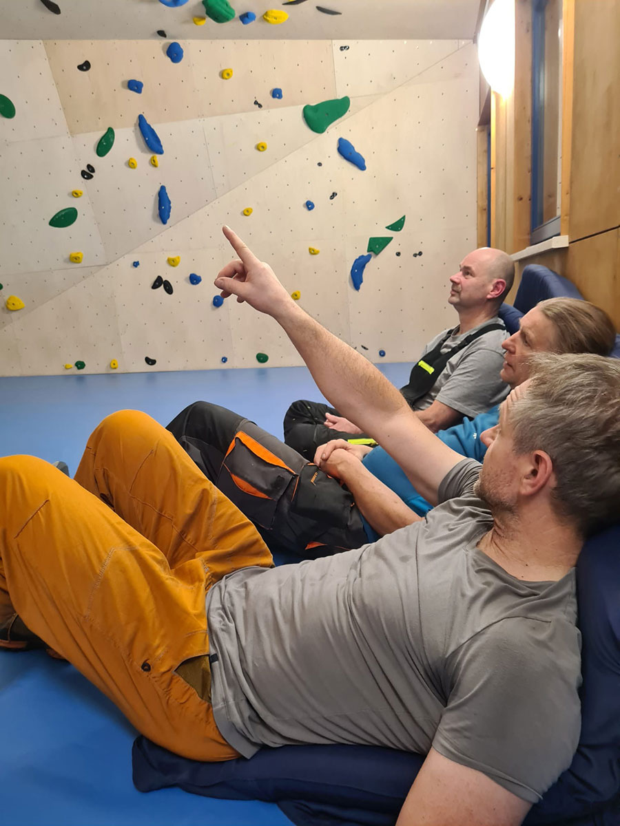 19.01.2023: Matten auslegen im Boulderraum des DAV Suhl (Foto: Uli Triebel)