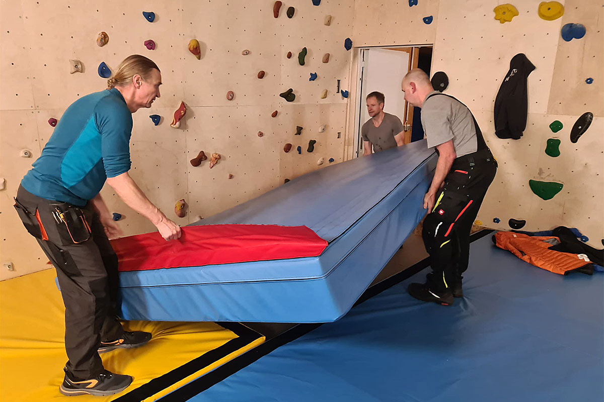 19.01.2023: Matten auslegen im Boulderraum des DAV Suhl (Foto: Uli Triebel)