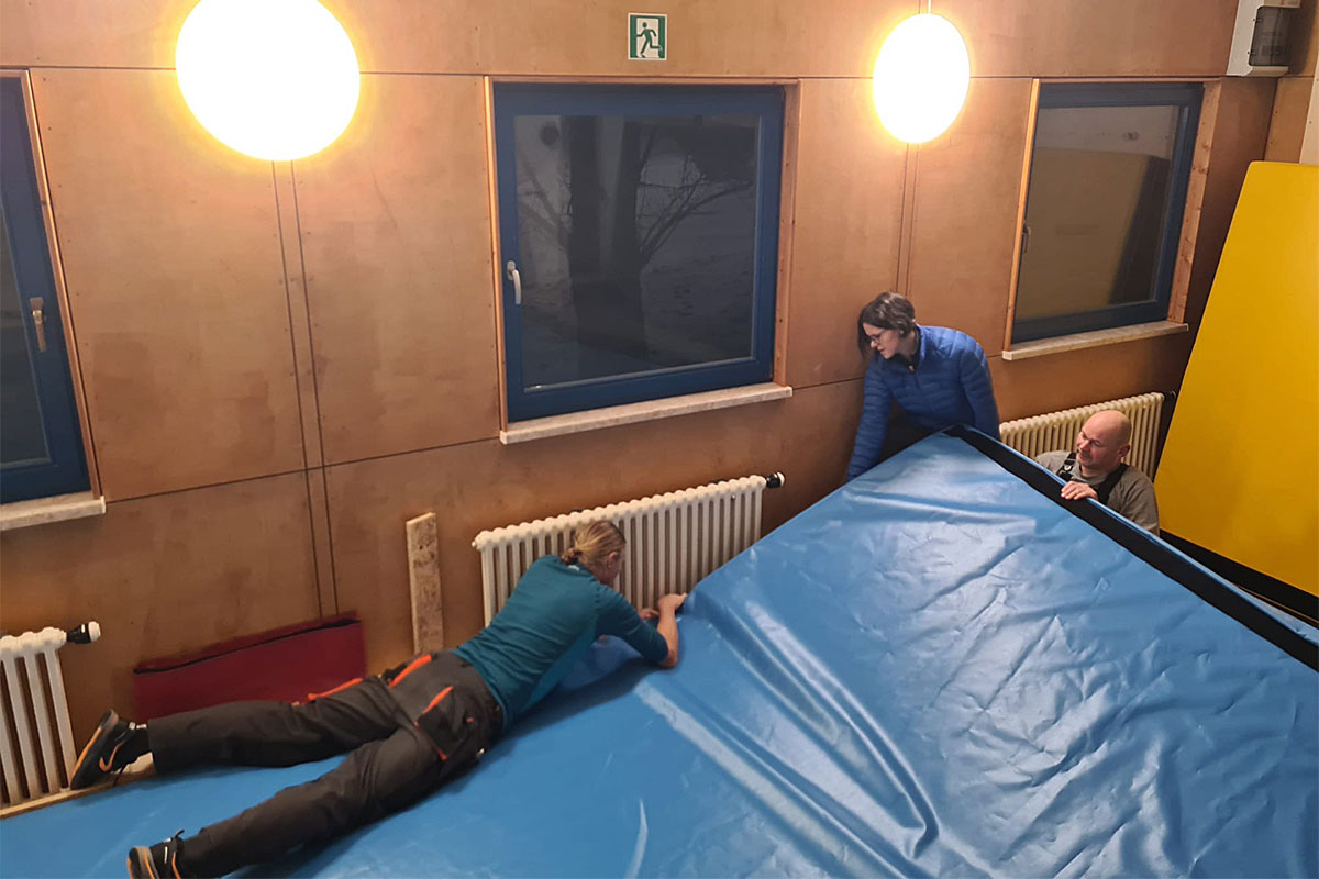 19.01.2023: Matten auslegen im Boulderraum des DAV Suhl (Foto: Jens Triebel)