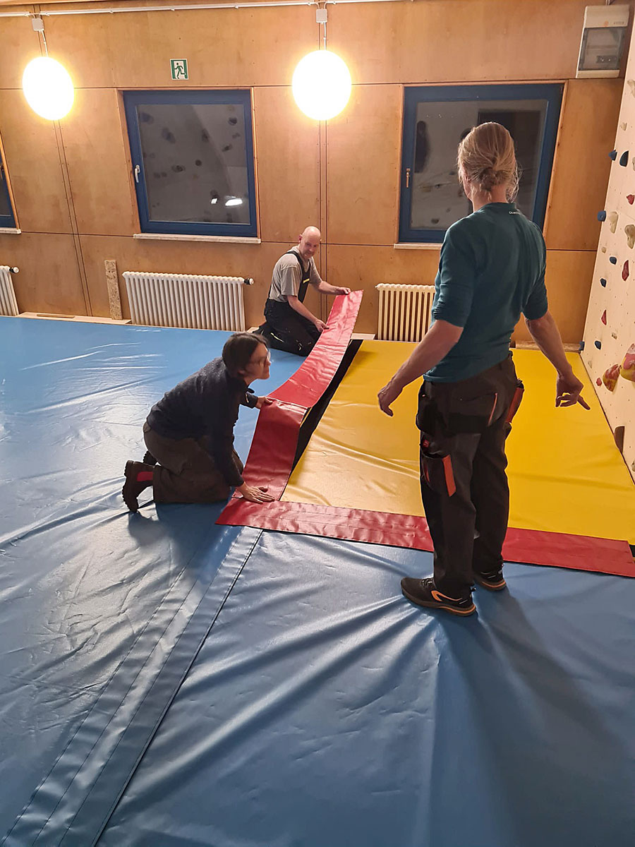 19.01.2023: Matten auslegen im Boulderraum des DAV Suhl (Foto: Jens Triebel)