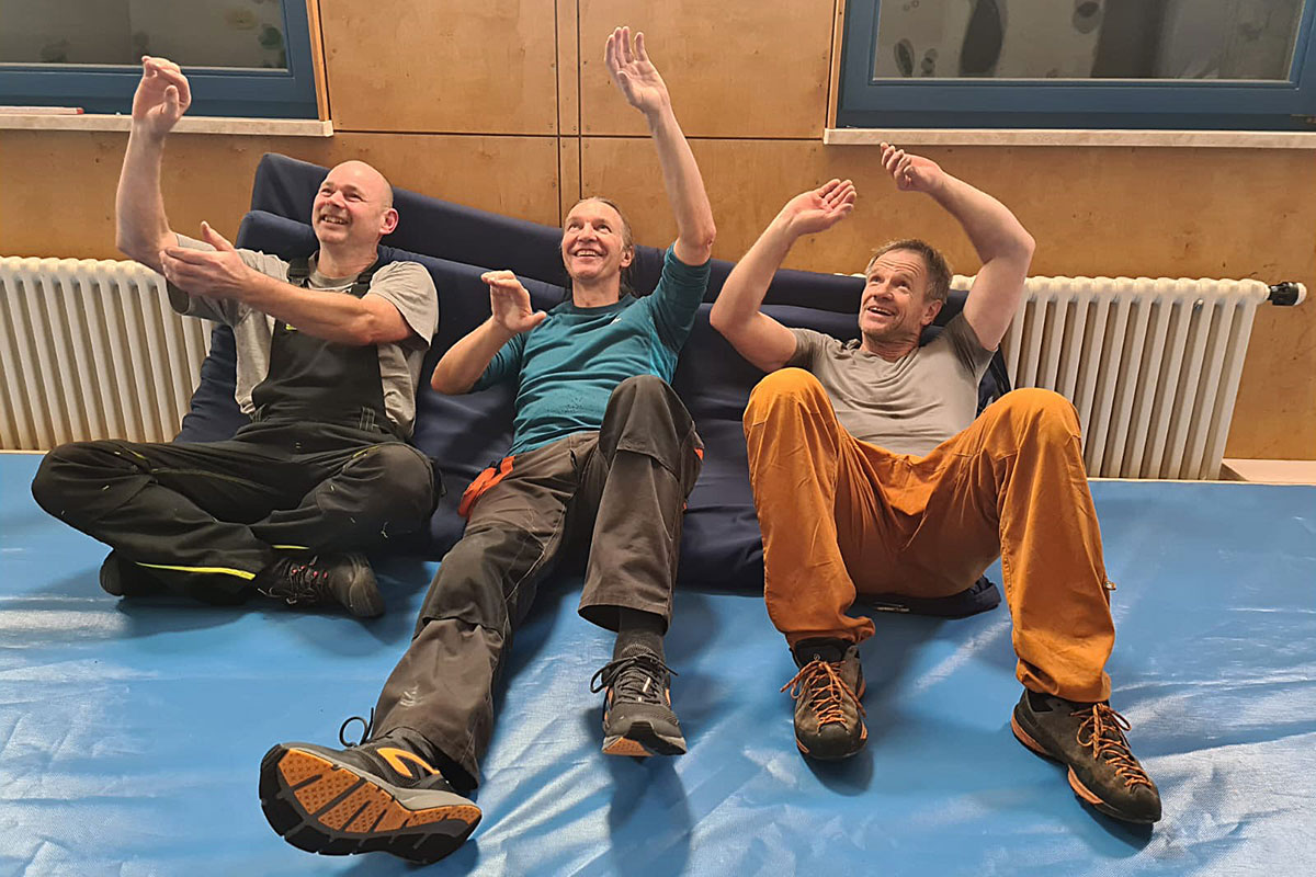 19.01.2023: Matten auslegen im Boulderraum des DAV Suhl (Foto: Uli Triebel)