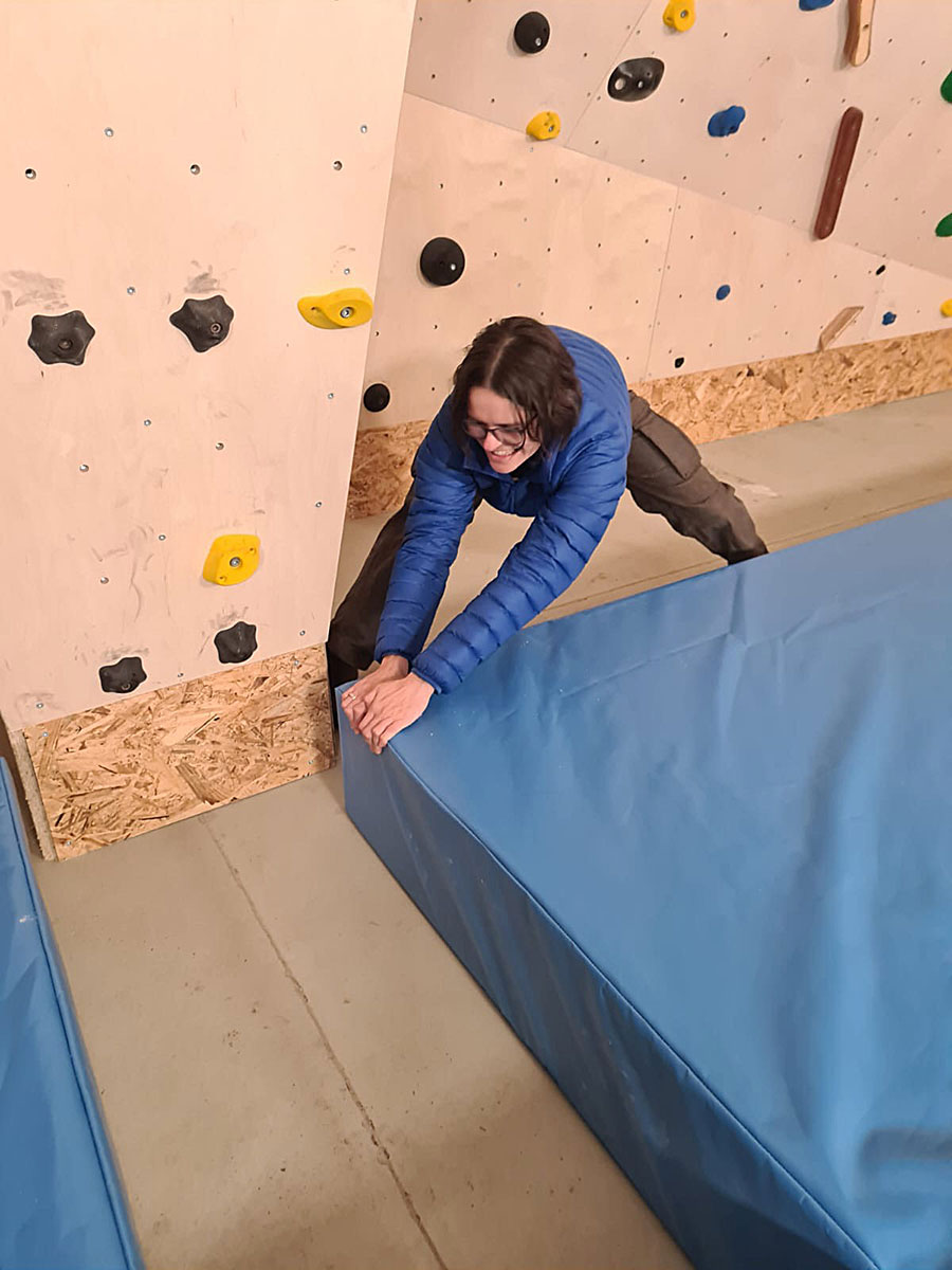 19.01.2023: Matten auslegen im Boulderraum des DAV Suhl (Foto: Jens Triebel)