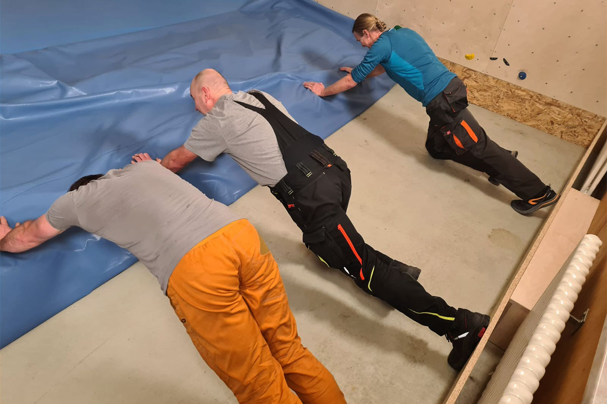 19.01.2023: Matten auslegen im Boulderraum des DAV Suhl (Foto: Uli Triebel)