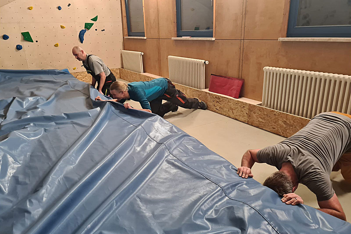 19.01.2023: Matten auslegen im Boulderraum des DAV Suhl (Foto: Uli Triebel)