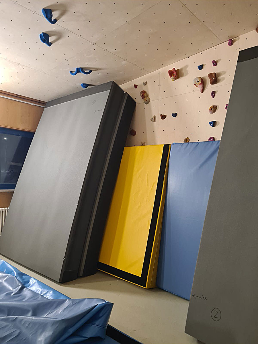 19.01.2023: Matten auslegen im Boulderraum des DAV Suhl (Foto: Uli Triebel)
