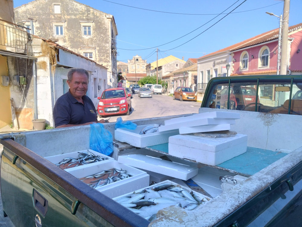 Korfu-Trail 2023: Fischauto (Moni + Dietrich Schild)