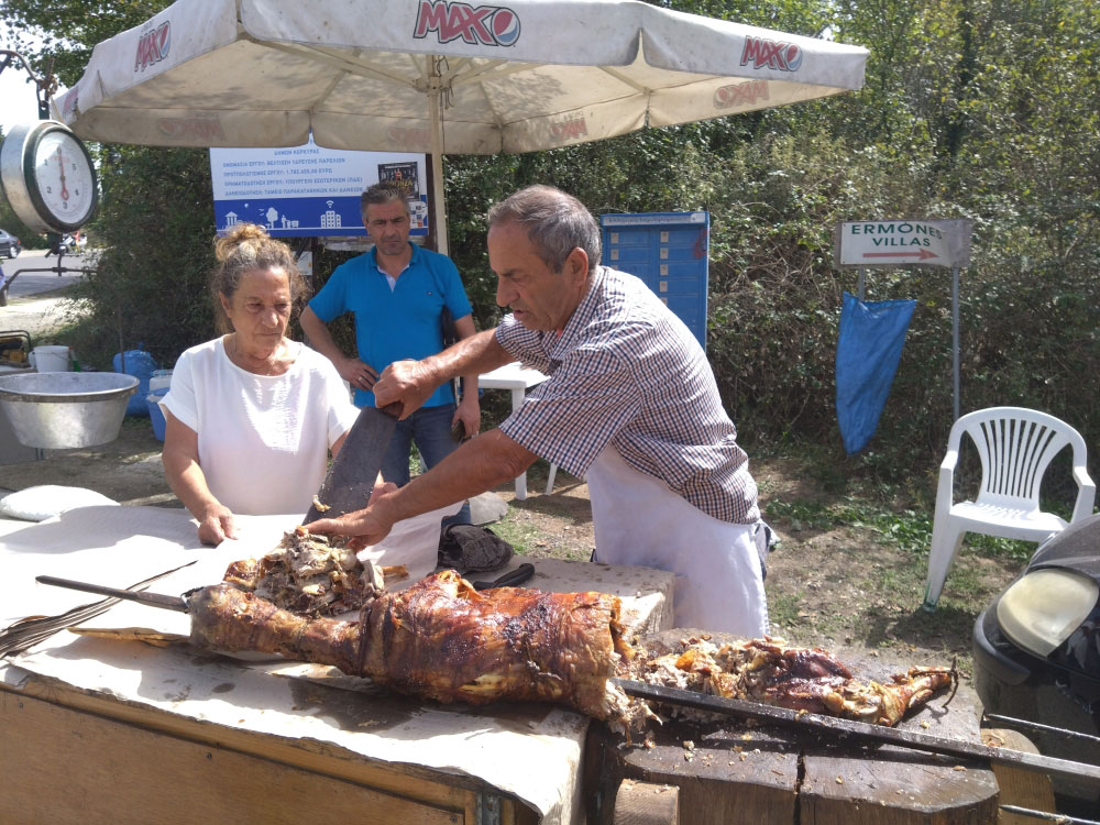 Korfu-Trail 2023: Spießbraten (Moni + Dietrich Schild)
