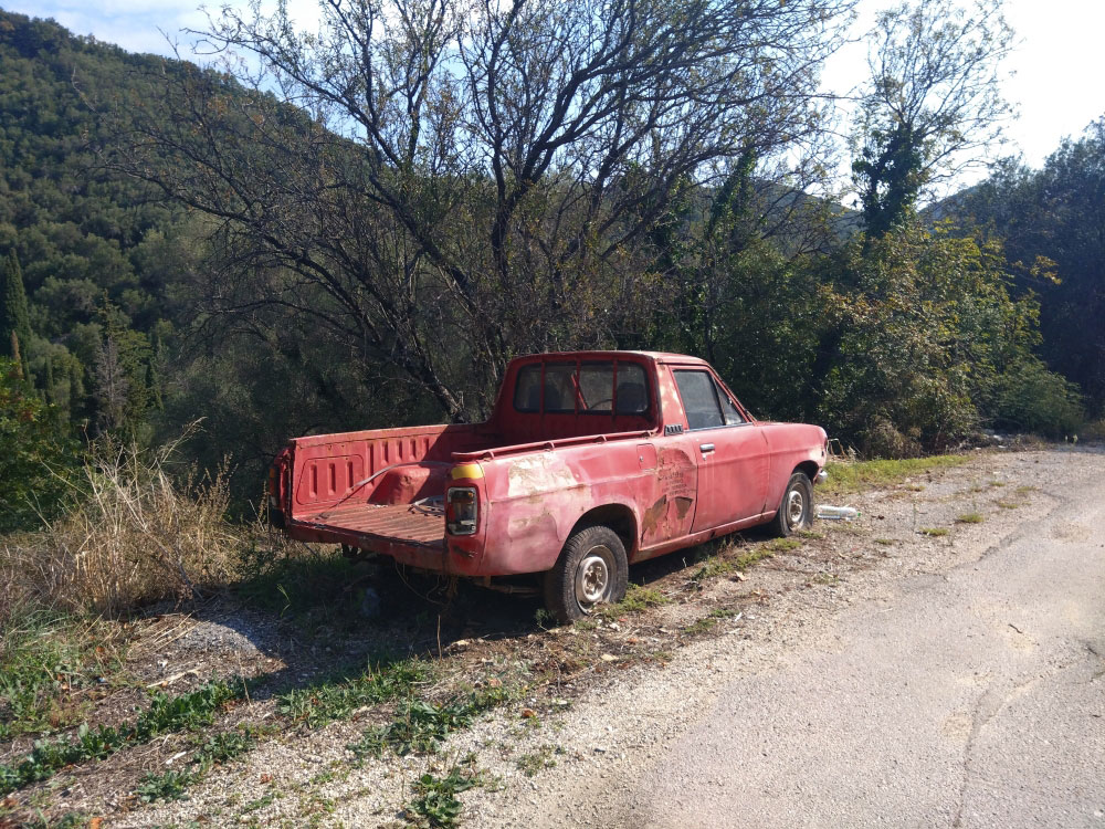 Korfu-Trail 2023: Abgestellt (Moni + Dietrich Schild)