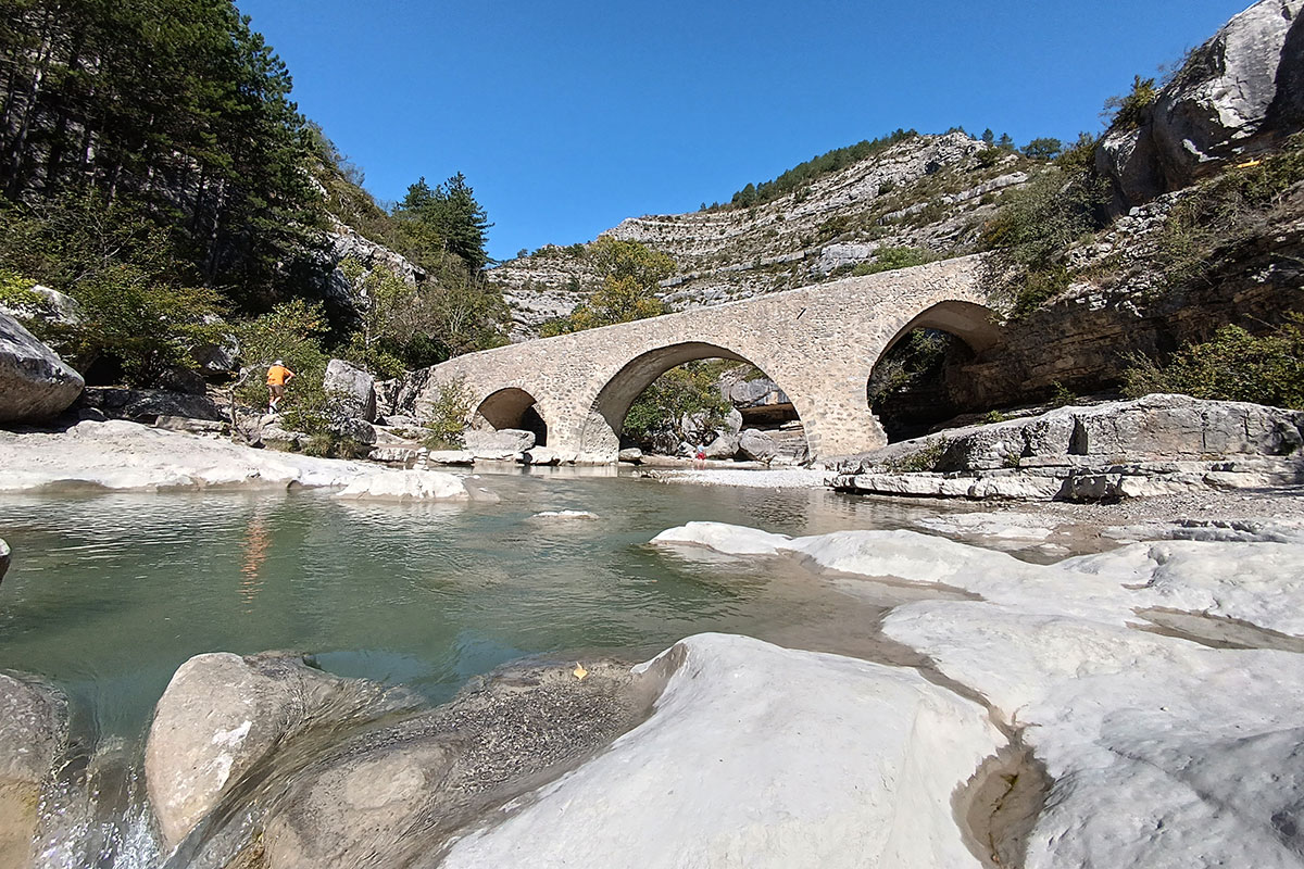 Provence 2023: Gorge de la Meouge: Pont Raman (Ute + Thomas Wall)