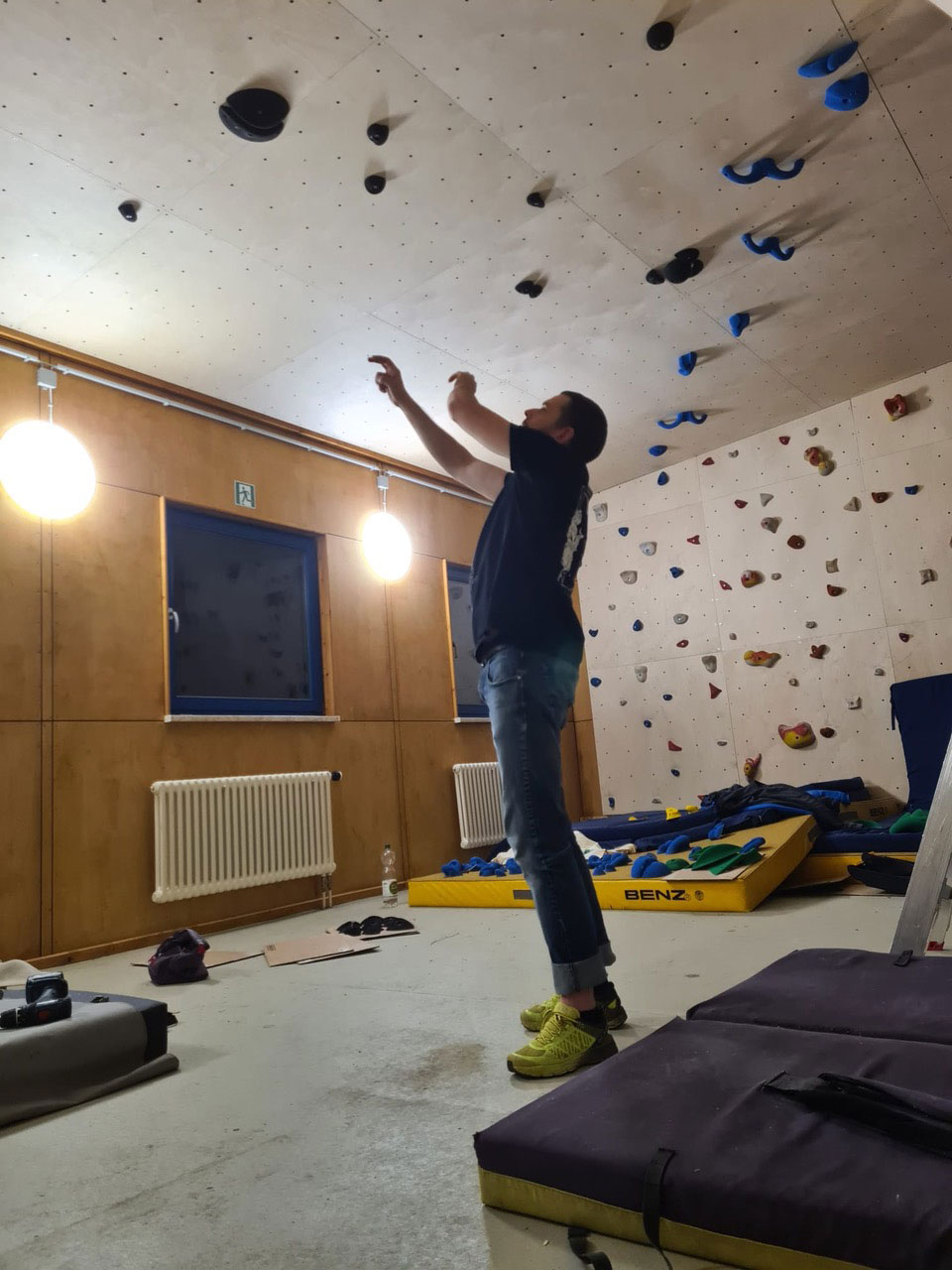06.01.2023: Routen schrauben im Boulderraum des DAV Suhl (Foto: Uli Triebel)