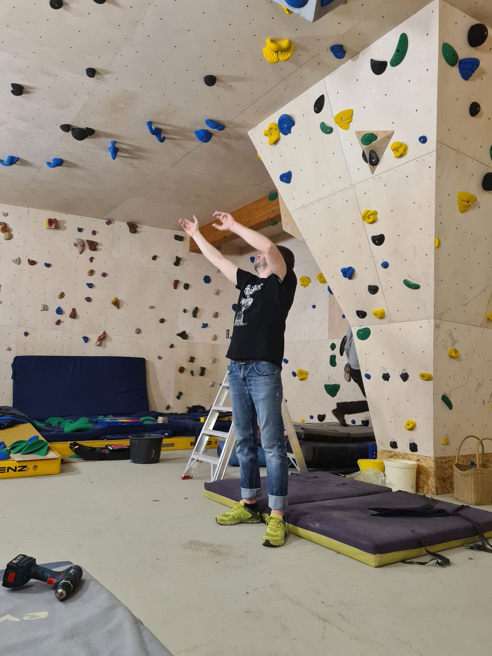 06.01.2023: Routen schrauben im Boulderraum des DAV Suhl (Foto: Uli Triebel)