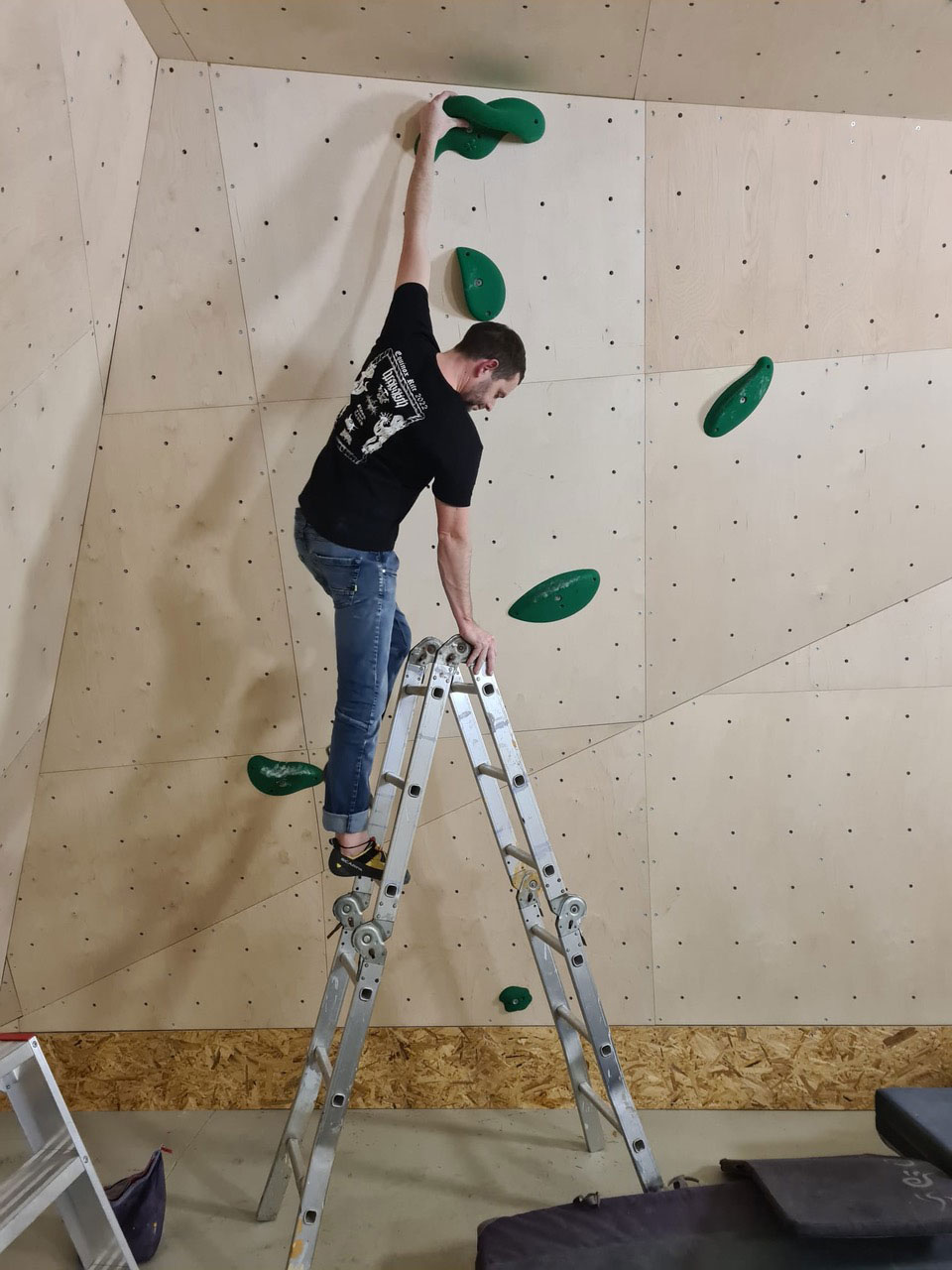 06.01.2023: Routen schrauben im Boulderraum des DAV Suhl (Foto: Uli Triebel)