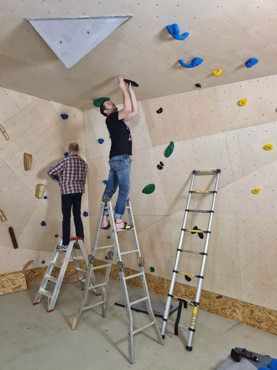06.01.2023: Routen schrauben im Boulderraum des DAV Suhl (Foto: Uli Triebel)