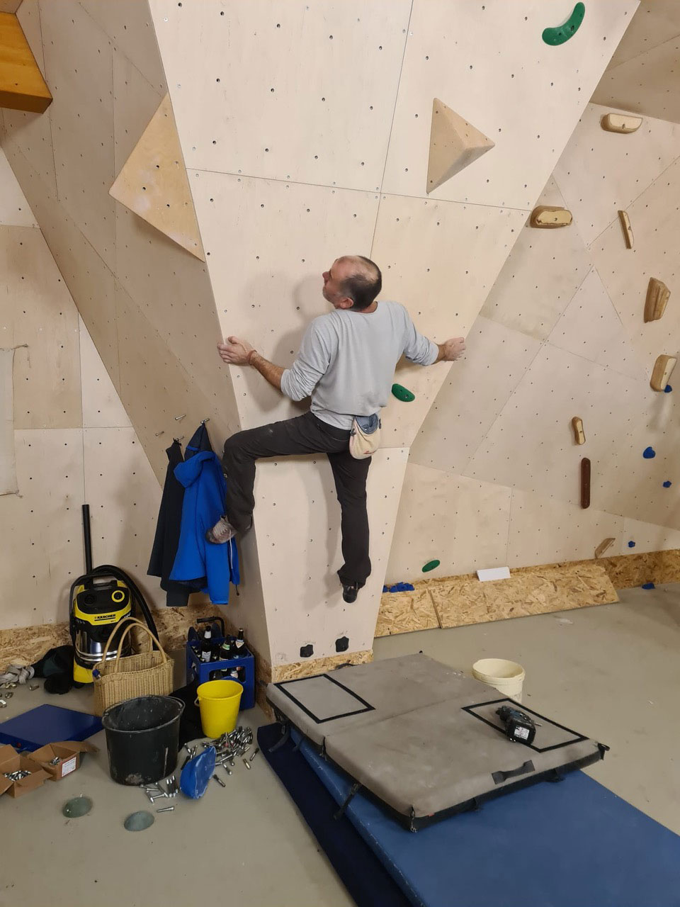 06.01.2023: Routen schrauben im Boulderraum des DAV Suhl (Foto: Uli Triebel)