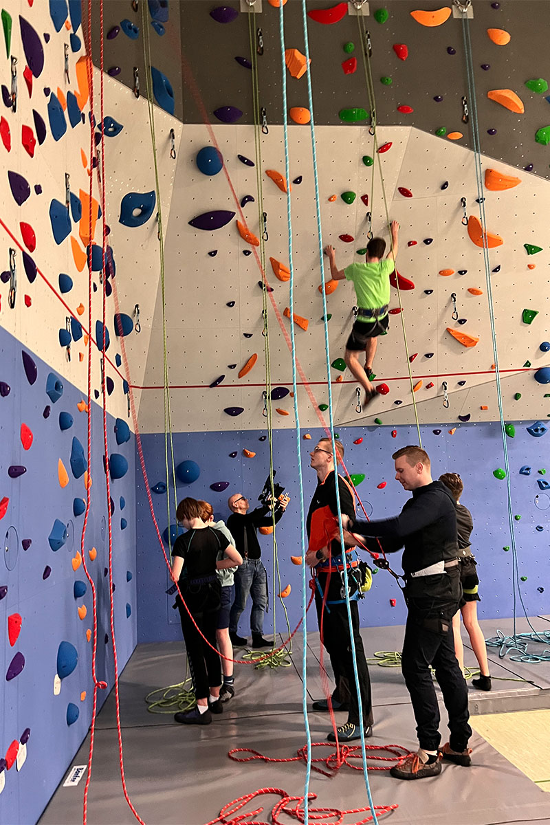 DAV Suhl: Eröffnung der Kletterwand in der Sporthalle Suhl-Nord, 06.012.2024 (Foto: Manuela Hahnebach)