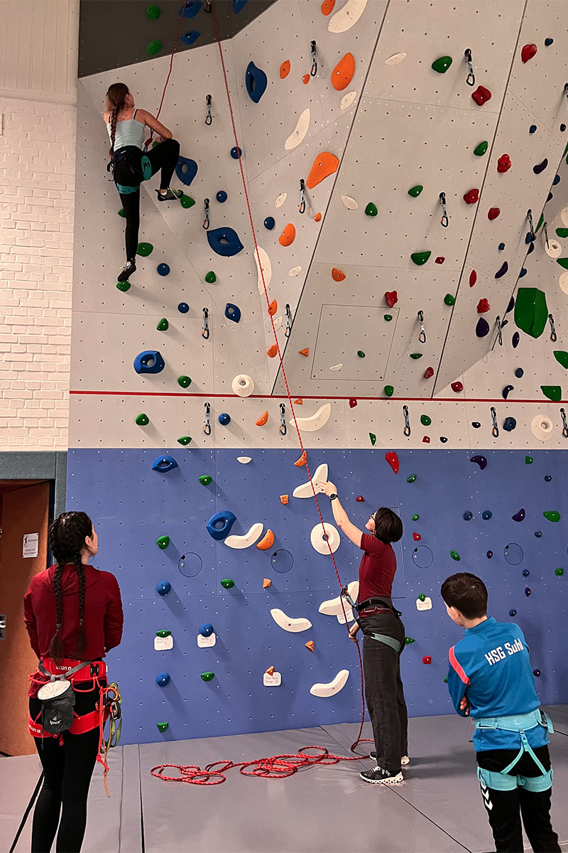 DAV Suhl: Eröffnung der Kletterwand in der Sporthalle Suhl-Nord, 06.012.2024 (Foto: Manuela Hahnebach)