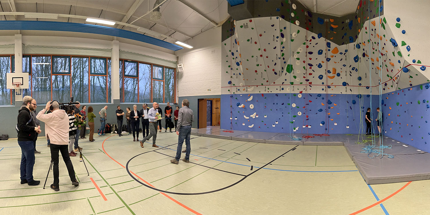 DAV Suhl: Eröffnung der Kletterwand in der Sporthalle Suhl-Nord, 06.012.2024 (Foto: Manuela Hahnebach)