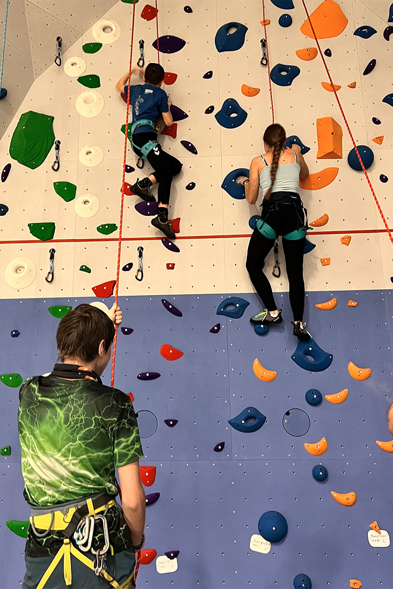 DAV Suhl: Eröffnung der Kletterwand in der Sporthalle Suhl-Nord, 06.012.2024 (Foto: Manuela Hahnebach)