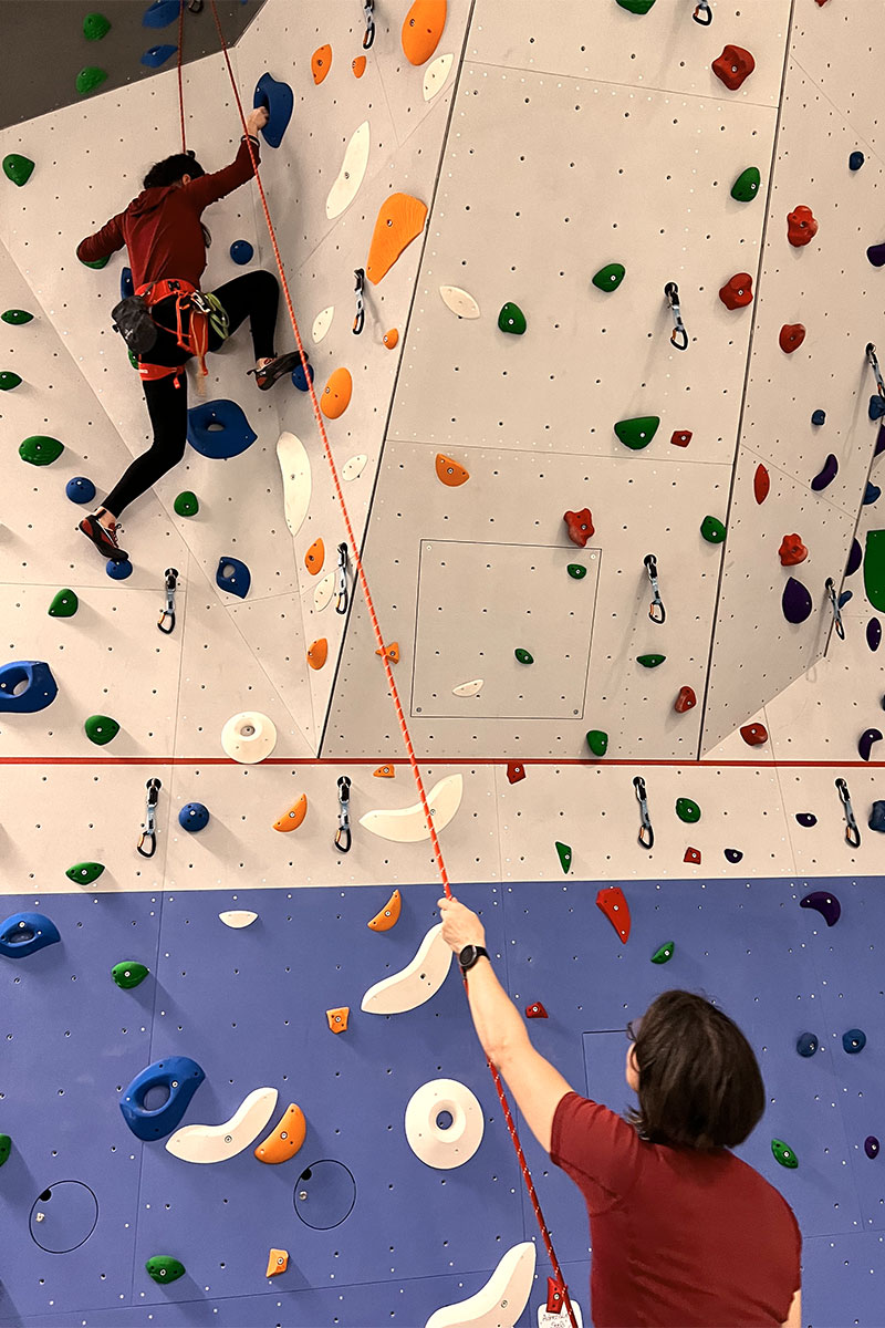 DAV Suhl: Eröffnung der Kletterwand in der Sporthalle Suhl-Nord, 06.012.2024 (Foto: Manuela Hahnebach)