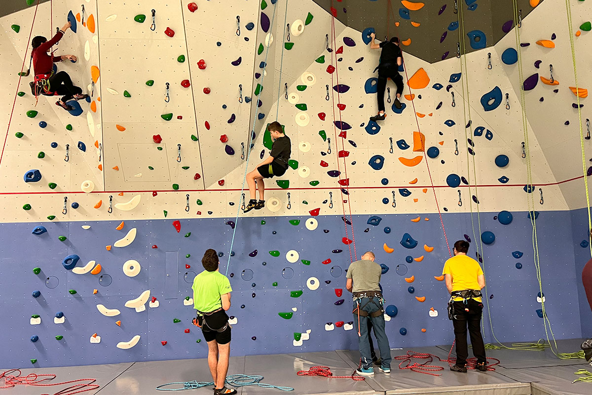 DAV Suhl: Eröffnung der Kletterwand in der Sporthalle Suhl-Nord, 06.012.2024 (Foto: Manuela Hahnebach)
