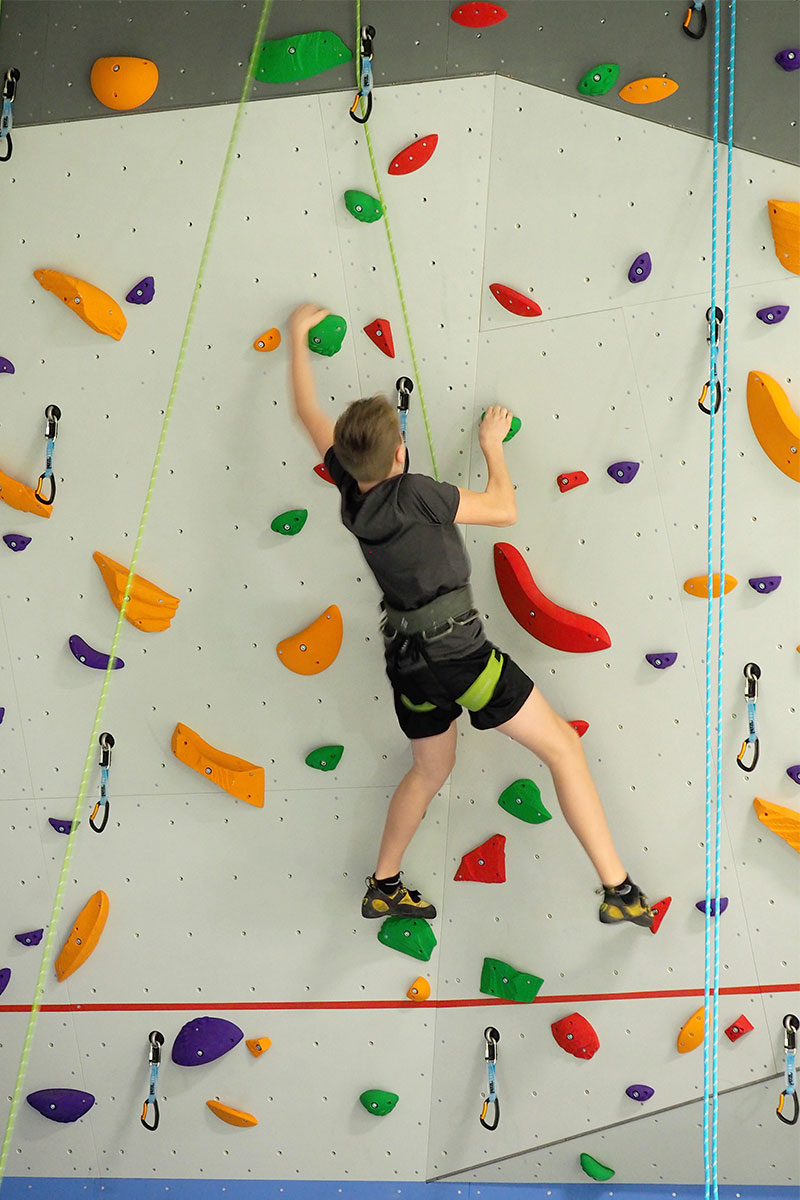 DAV Suhl: Eröffnung der Kletterwand in der Sporthalle Suhl-Nord, 06.012.2024 (Foto: Manuela Hahnebach)