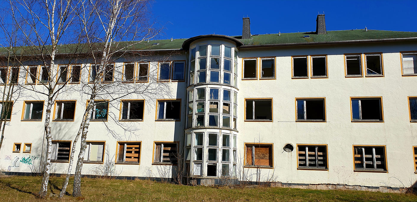 Wanderung Hohenwarte-Talsperre: ehemaliges Sanatorium Löhma (Foto: Sigrid Beck, 2025)
