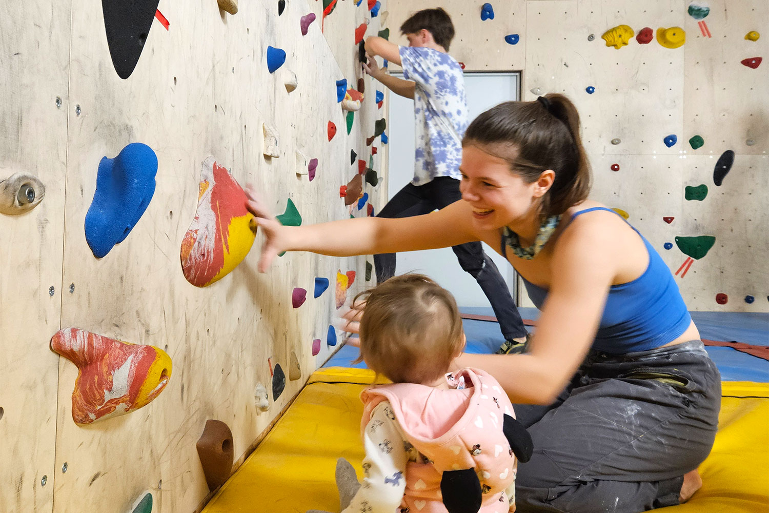 DAV Suhl: Familienbouldern im Boulderraum Suhl-Nord (Foto: Uli Triebel)