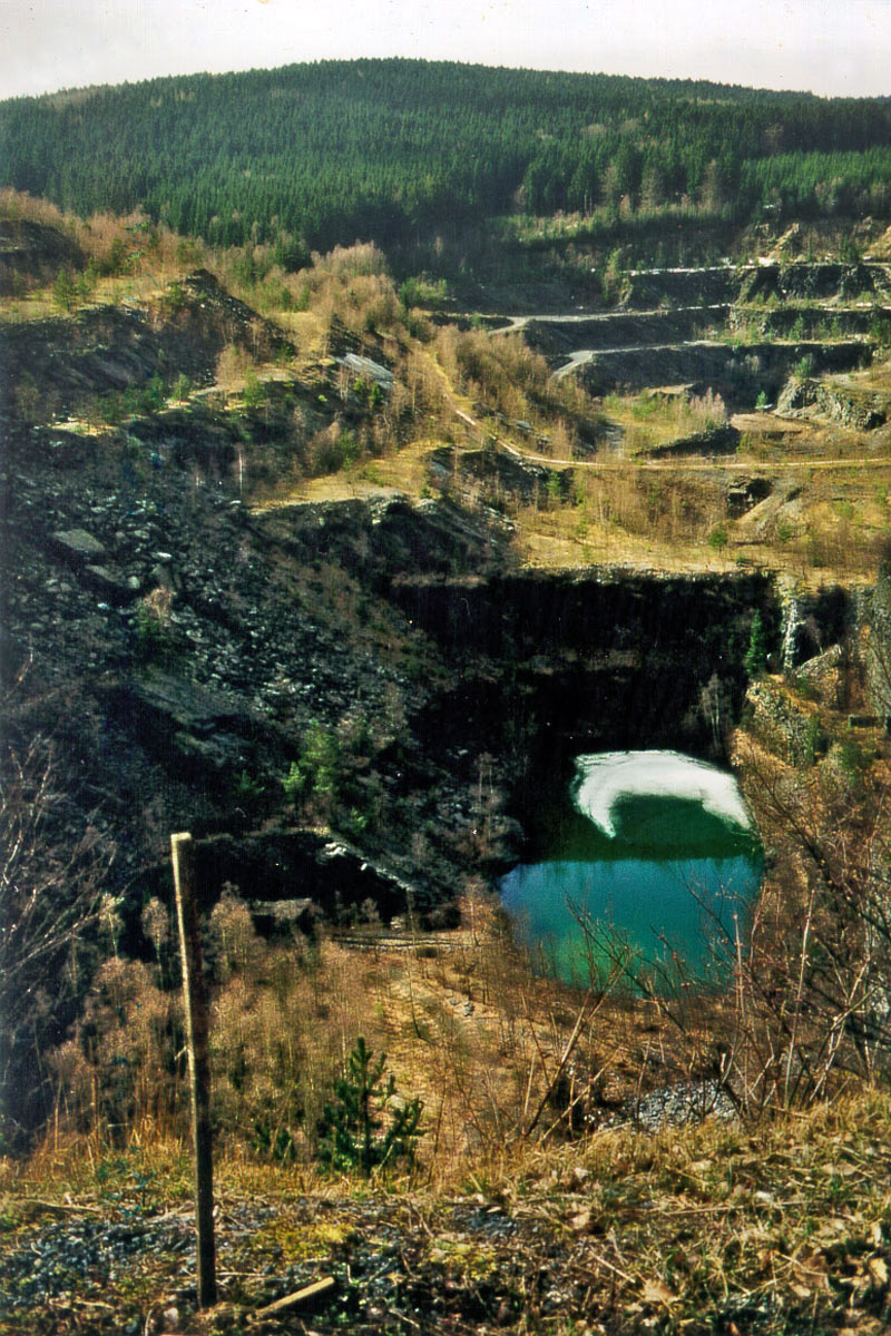 Besucherbergwerk Lehesten: Bruch 1 mit Mundloch (vorn links), hinten Bruch 2 (Foto: Werner Liebeskind, Lehesten)