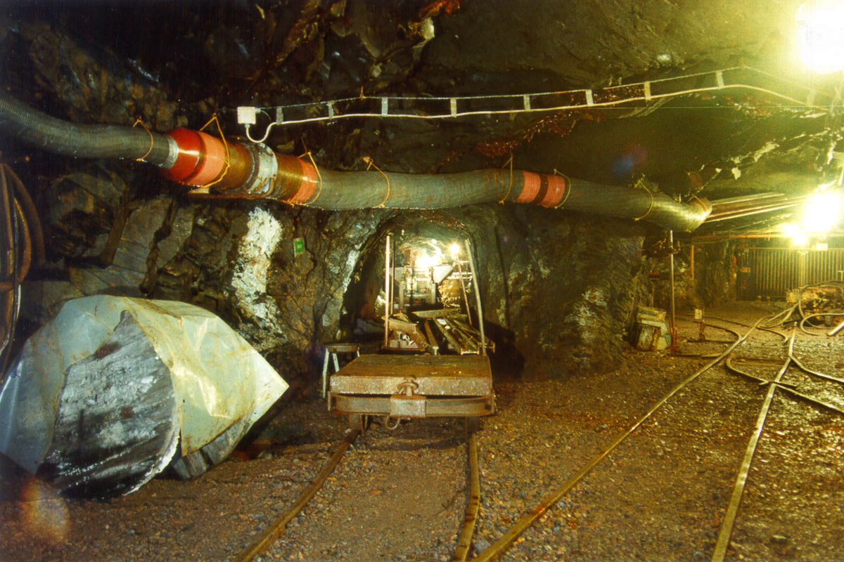Besucherbergwerk auf Sohle 577 m der Schiefergrube Lehesten: Ausbau mit Versorgungsleitungen (Foto: Werner Liebeskind, Lehesten)