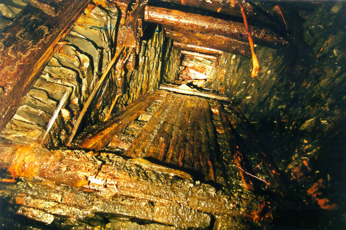 Besucherbergwerk Lehesten: Rohsteinrutsche im Rheinischen Abbau (Foto: Werner Liebeskind, Lehesten)