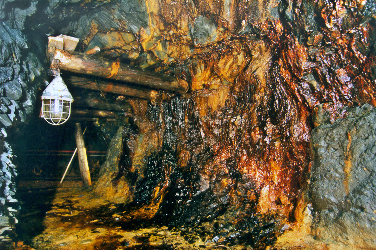 Besucherbergwerk auf Sohle 577 m der Schiefergrube Lehesten: Firstsicherung mit Holzeinbau (Foto: Werner Liebeskind, Lehesten)