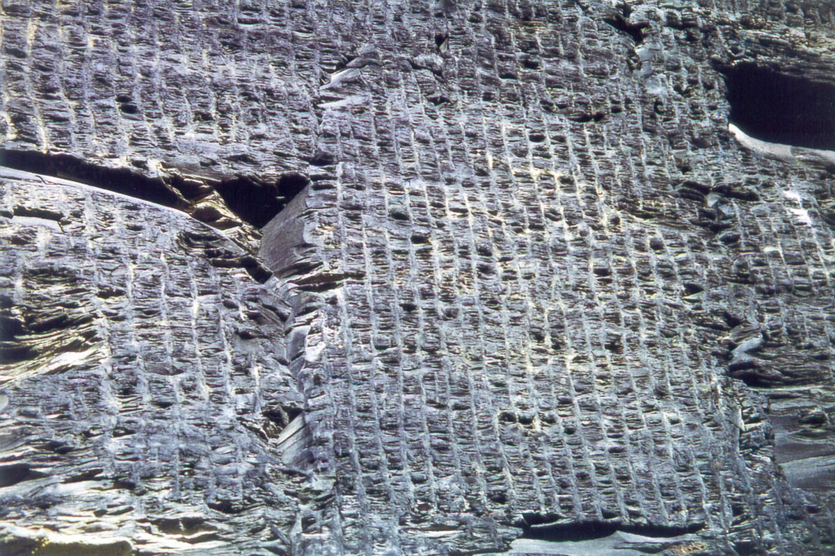 Handgeschrämte Tagebauwand im Schieferbruch Lehesten (Foto: Werner Liebeskind, Lehesten)