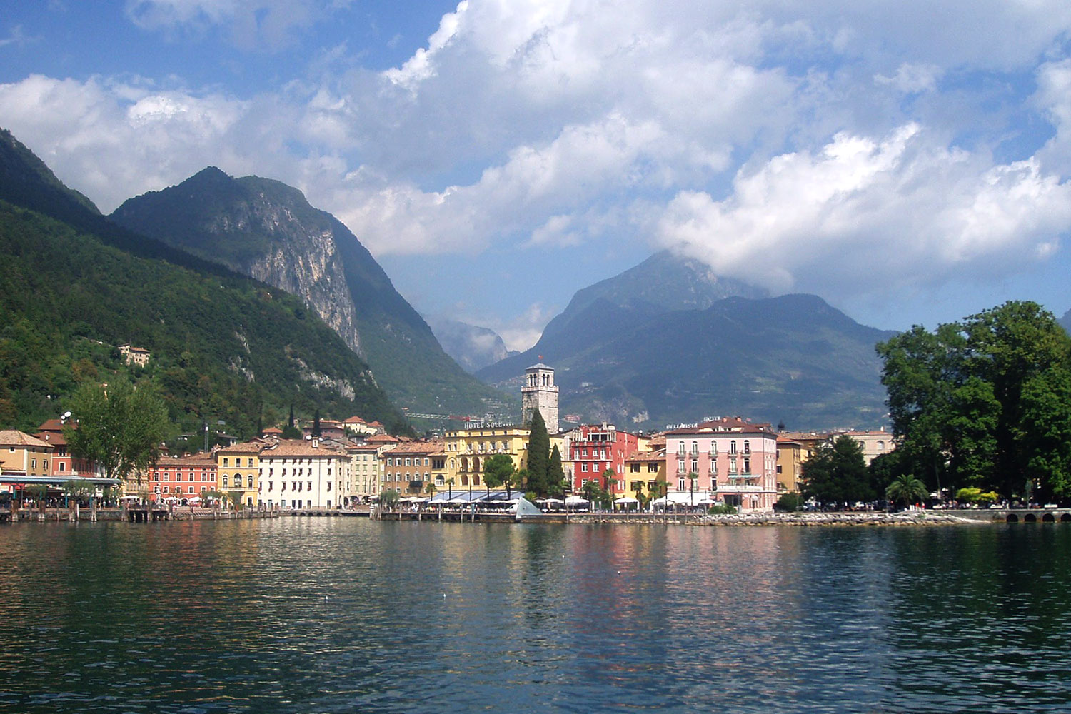 Riva del Garda (Foto: Abxbay, Quelle: Wikimedia Commons, gemeinfrei)